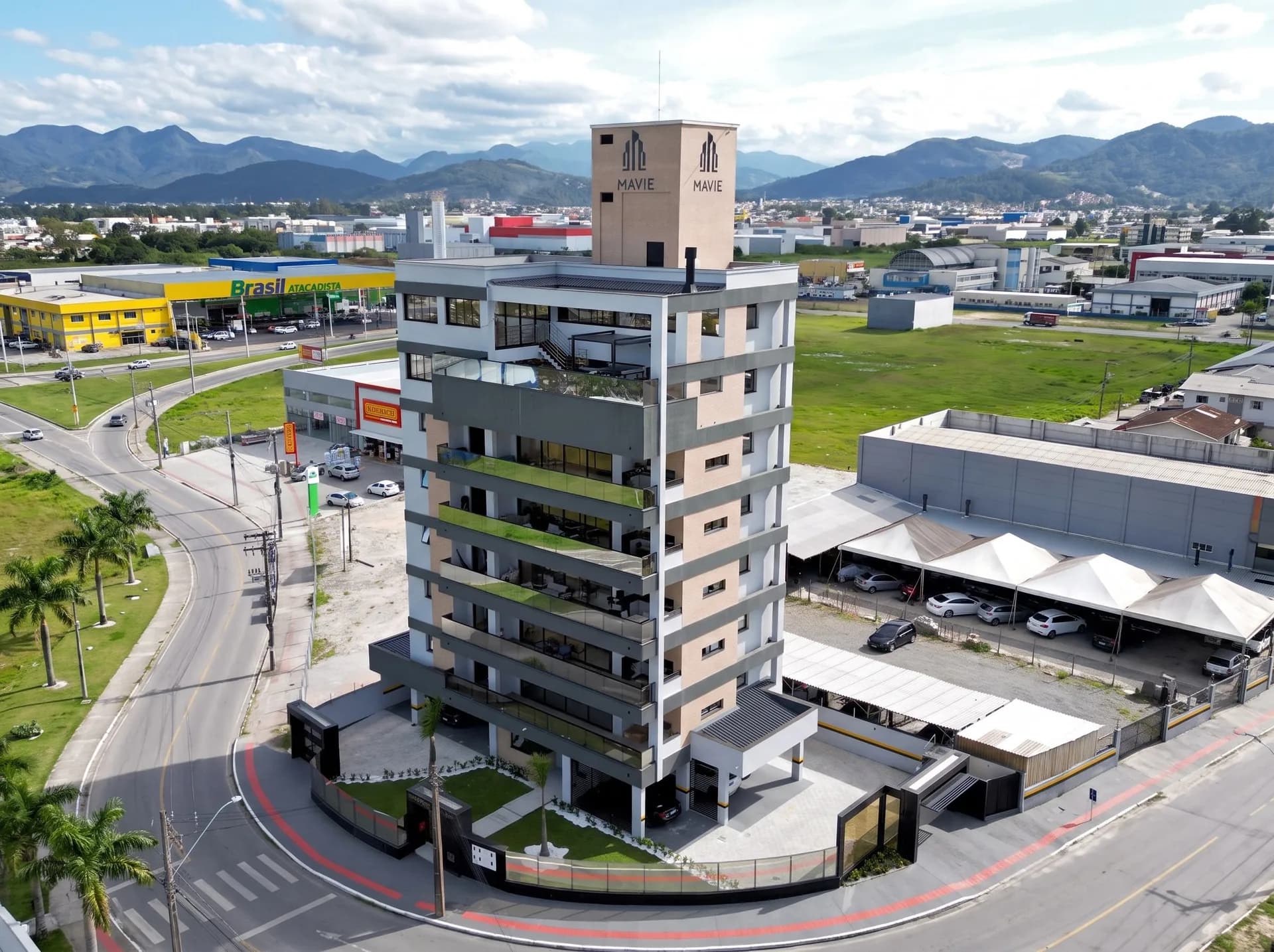 Vista aérea do Residencial Dias Machado, empreendimento entregue pela Mavie, com a marca aplicada no topo do edifício